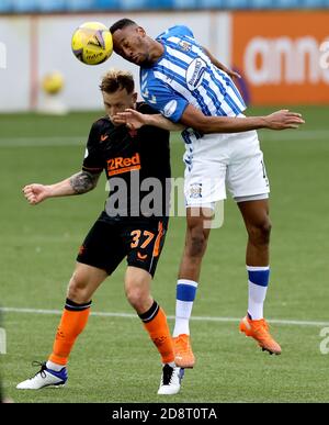 Scott Arfield der Rangers (links) und Nicke Kabamba von Kilmarnock kämpfen während des schottischen Premiership-Spiels im Rugby Park in Kilmarnock um den Ball. Stockfoto