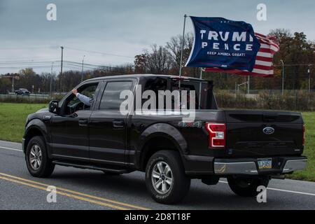 Trump-Anhänger fährt LKW mit Trump Pence Flaggen während der Trump-Rallye in Reading Pennsylvania. Oktober 31. 2020. Stockfoto