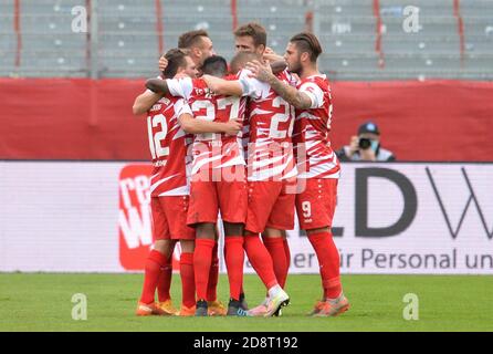 01. November 2020, Bayern, Würzburg: Fußball: 2. Bundesliga, FC Würzburger Kickers - VfL Bochum, 6. Spieltag, Flyeralarm-Arena Würzburg: Die Würzburger Spieler jubeln um das 2:2-Tor. Foto: Timm Schamberger/dpa - WICHTIGER HINWEIS: Gemäß den Vorschriften der DFL Deutsche Fußball Liga und des DFB Deutscher Fußball-Bund ist es verboten, im Stadion und/oder aus dem Spiel fotografierte Aufnahmen in Form von Sequenzbildern und/oder videoähnlichen Fotoserien zu nutzen oder auszunutzen. Stockfoto