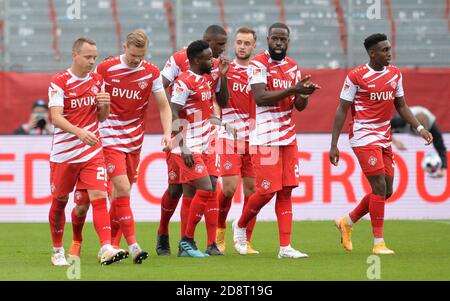 01. November 2020, Bayern, Würzburg: Fußball: 2. Bundesliga, FC Würzburger Kickers - VfL Bochum, 6. Spieltag, Flyeralarm-Arena Würzburg: Die Würzburger Spieler jubeln um das 2:2-Tor. Foto: Timm Schamberger/dpa - WICHTIGER HINWEIS: Gemäß den Vorschriften der DFL Deutsche Fußball Liga und des DFB Deutscher Fußball-Bund ist es verboten, im Stadion und/oder aus dem Spiel fotografierte Aufnahmen in Form von Sequenzbildern und/oder videoähnlichen Fotoserien zu nutzen oder auszunutzen. Stockfoto