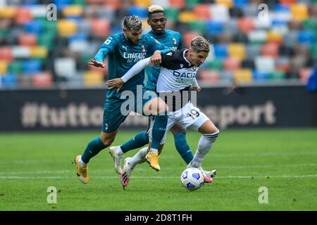 Dacia Arena Friuli Stadion, udine, Italien, 01 Nov 2020, Jens Stryger Larsen (Udinese Calcio) und Theo Hernandez (AC Mailand) während Udinese gegen Mailand, Italienisches Fußballspiel Serie A - Credit: LM/Alessio Marini/Alamy Live News Stockfoto