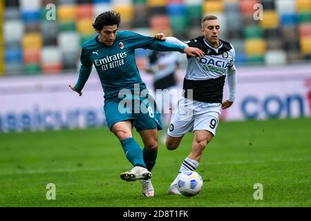 Dacia Arena Friuli Stadion, udine, Italien, 01 Nov 2020, Sandro Tonali (AC Mailand) und Riad Bajic (Udinese Calcio) während Udinese gegen Mailand, Italienische Fußballserie A Spiel - Credit: LM/Alessio Marini/Alamy Live News Stockfoto