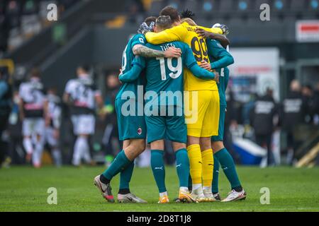 Dacia Arena Friuli Stadion, udine, Italien, 01 Nov 2020, AC Mailand feiern den Sieg bei Udinese gegen Mailand, Italienische Fußballserie A Spiel - Credit: LM/Alessio Marini/Alamy Live News Stockfoto