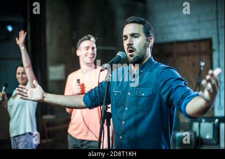 Probe im Theater. Schauspieler, die sich auf eine Rolle während der Probe des Stücks auf die neue Aufführung für die Öffentlichkeit vorbereiten. Hinter der Szene Stockfoto