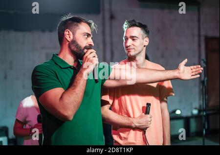 Probe im Theater. Schauspieler, die sich auf eine Rolle während der Probe des Stücks auf die neue Aufführung für die Öffentlichkeit vorbereiten. Hinter der Szene Stockfoto