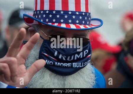 Trump rallier trägt Gesichtsmaske mit der Aufschrift "No More Bullshit" als Onkel Sam. 31. Oktober 2020. PA wird gelesen. USA. Stockfoto