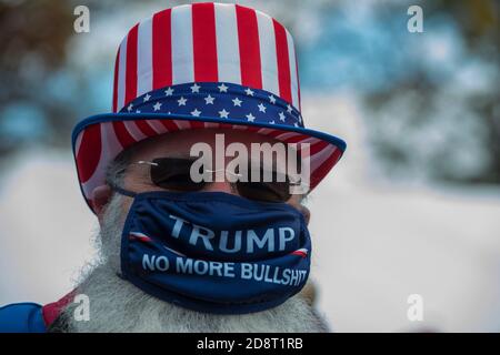 Trump rallier trägt Gesichtsmaske mit der Aufschrift "No More Bullshit" als Onkel Sam. 31. Oktober 2020. PA wird gelesen. USA. Stockfoto