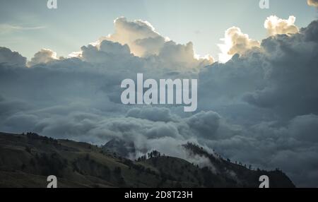 Landschaft mit Wolken, Bergpanorama am Morgen, Sonnenaufgang über den Hügeln und Bergen mit flauschigen Wolken, Lombok Island, Indonesien Stockfoto