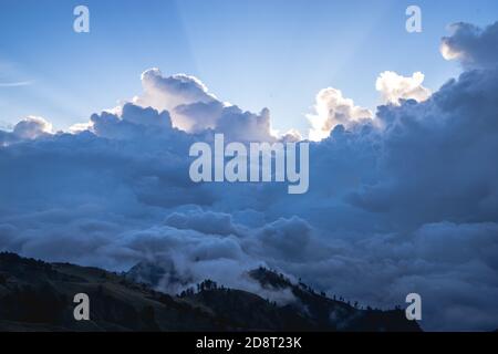 Landschaft mit Wolken, Bergpanorama am Morgen, Sonnenaufgang über den Hügeln und Bergen mit flauschigen Wolken, Lombok Island, Indonesien Stockfoto