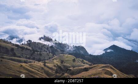 Landschaft mit Wolken, Bergpanorama am Morgen, Sonnenaufgang über den Hügeln und Bergen mit flauschigen Wolken, Lombok Island, Indonesien Stockfoto