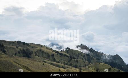 Landschaft mit Wolken, Bergpanorama am Morgen, Sonnenaufgang über den Hügeln und Bergen mit flauschigen Wolken, Lombok Island, Indonesien Stockfoto