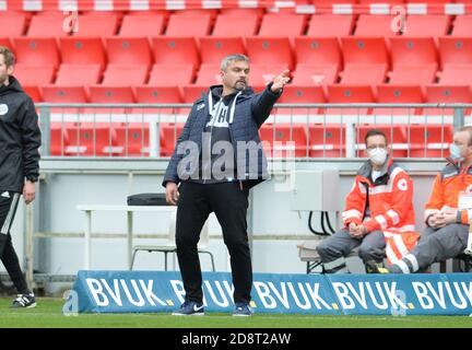 01. November 2020, Bayern, Würzburg: Fußball: 2. Bundesliga, FC Würzburger Kickers - VfL Bochum, 6. Spieltag, Flyeralarm-Arena Würzburg: Bochumer Trainer Thomas Reis Gesten. Foto: Timm Schamberger/dpa - WICHTIGER HINWEIS: Gemäß den Vorschriften der DFL Deutsche Fußball Liga und des DFB Deutscher Fußball-Bund ist es verboten, im Stadion und/oder aus dem Spiel fotografierte Aufnahmen in Form von Sequenzbildern und/oder videoähnlichen Fotoserien zu nutzen oder auszunutzen. Stockfoto