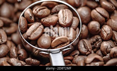 Nahaufnahme von Kaffeesamen. Duftende Kaffeebohnen sind gerösteter Rauch kommt von Kaffeebohnen. Stockfoto