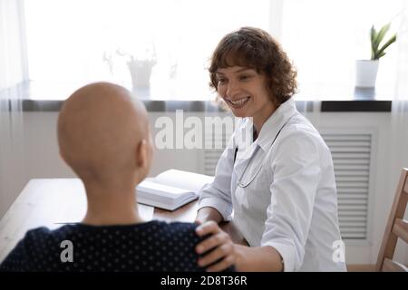 Nahaufnahme Rückansicht Arzt unterstützt haarlose Frau bei der Sitzung Stockfoto