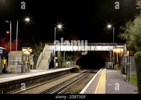 Ruhige, unbemannte britische Landbahnstation und Brücke in der Nacht Stockfoto