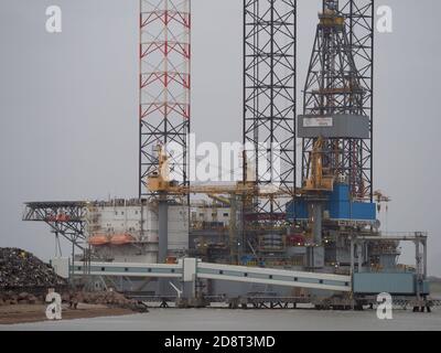 Sheerness, Kent, Großbritannien. Oktober 2020. UK Wetter: Ein windiger und grauer Nachmittag in Sheerness, Kent. Bild: Borr Drilling's aufgelegte Öl/Gas-Bohranlage 'lief' im Hafen von Sheerness, bis neue Arbeiten gefunden werden können. Kredit: James Bell/Alamy Live Nachrichten Stockfoto