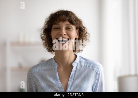 Nahaufnahme Kopfschuss überglücklich Frau lachend, Blick auf die Kamera Stockfoto