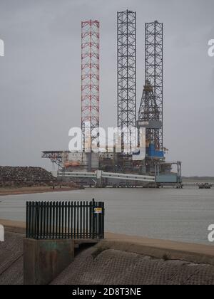 Sheerness, Kent, Großbritannien. Oktober 2020. UK Wetter: Ein windiger und grauer Nachmittag in Sheerness, Kent. Bild: Borr Drilling's aufgelegte Öl/Gas-Bohranlage 'lief' im Hafen von Sheerness, bis neue Arbeiten gefunden werden können. Kredit: James Bell/Alamy Live Nachrichten Stockfoto