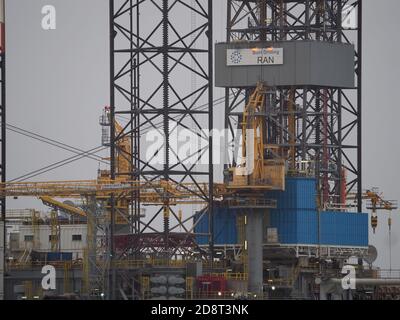 Sheerness, Kent, Großbritannien. Oktober 2020. UK Wetter: Ein windiger und grauer Nachmittag in Sheerness, Kent. Bild: Borr Drilling's aufgelegte Öl/Gas-Bohranlage 'lief' im Hafen von Sheerness, bis neue Arbeiten gefunden werden können. Kredit: James Bell/Alamy Live Nachrichten Stockfoto