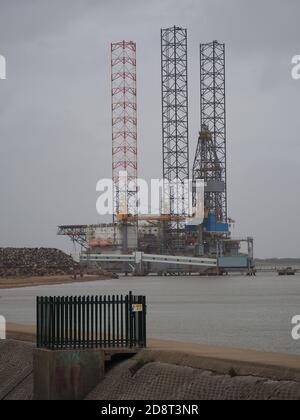 Sheerness, Kent, Großbritannien. Oktober 2020. UK Wetter: Ein windiger und grauer Nachmittag in Sheerness, Kent. Bild: Borr Drilling's aufgelegte Öl/Gas-Bohranlage 'lief' im Hafen von Sheerness, bis neue Arbeiten gefunden werden können. Kredit: James Bell/Alamy Live Nachrichten Stockfoto