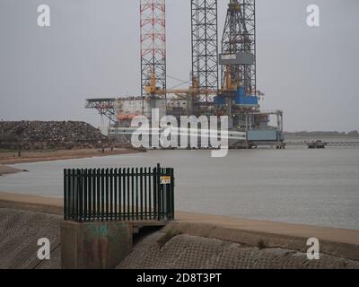 Sheerness, Kent, Großbritannien. Oktober 2020. UK Wetter: Ein windiger und grauer Nachmittag in Sheerness, Kent. Bild: Borr Drilling's aufgelegte Öl/Gas-Bohranlage 'lief' im Hafen von Sheerness, bis neue Arbeiten gefunden werden können. Kredit: James Bell/Alamy Live Nachrichten Stockfoto