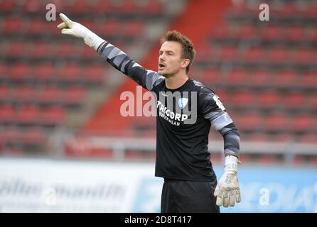 01. November 2020, Bayern, Würzburg: Fußball: 2. Bundesliga, FC Würzburger Kickers - VfL Bochum, 6. Spieltag, Flyeralarm-Arena Würzburg: Bochumer Torwart Manuel Riemann Gesten. Foto: Timm Schamberger/dpa - WICHTIGER HINWEIS: Gemäß den Vorschriften der DFL Deutsche Fußball Liga und des DFB Deutscher Fußball-Bund ist es verboten, im Stadion und/oder aus dem Spiel fotografierte Aufnahmen in Form von Sequenzbildern und/oder videoähnlichen Fotoserien zu nutzen oder auszunutzen. Stockfoto