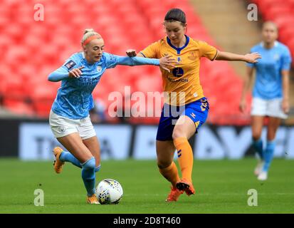 Chloe Kelly (links) von Manchester City und Damaris Ekurrola von Everton kämpfen während des FA Cup Finales im Wembley Stadium, London, um den Ball. Stockfoto