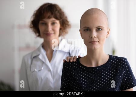 Kopf erschossen Porträt haarlose Frau mit Arzt hinter dem Rücken stehen Stockfoto