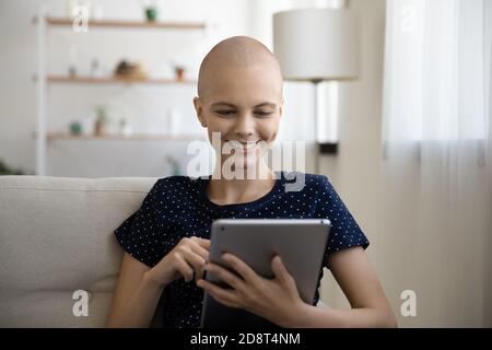 Nahaufnahme Kopfschuss lächelnde haarlose Frau mit Tablet Stockfoto