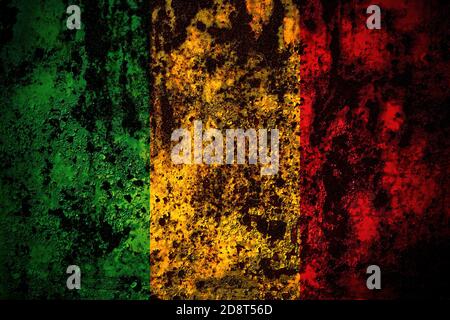 Mali Flagge auf grunge Metall Hintergrund Textur mit Kratzern und Risse Stockfoto