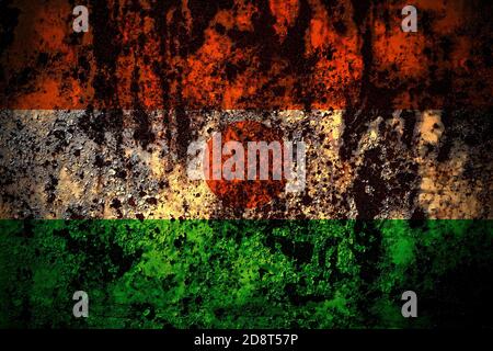 Niger, nigerianische Flagge auf grunge Metall Hintergrundstruktur mit Kratzern und Rissen Stockfoto