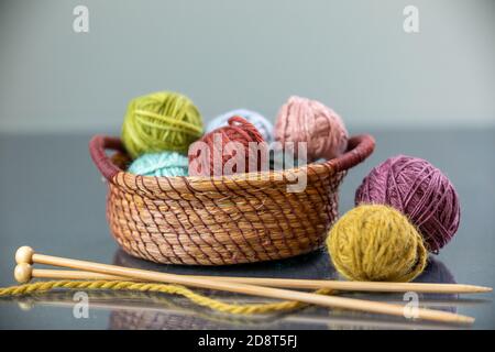 Korb mit Garn mit Nadeln Stockfoto