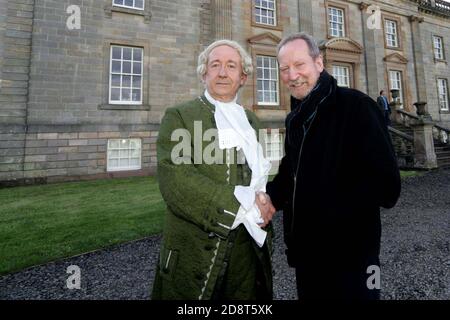 Bill Paterson eröffnete am Freitag, den 20. Mai 2011, das erste Boswell Book Festival im Auchinleck House in Ayrshire mit dem Schauspieler David McKail, der als James Boswell für die Aufführung von: ‘Bozzy, ein Abend der Fleischlichkeit, des Calvinismus, des Clarets und der Geselligkeit mit Dr. Johnsons Biograph’ Ein schrulliges literarisches Festival, das der Biografie und dem ersten modernen Biographen James Boswell gewidmet ist. Das Festival umfasst Vorträge, Performances und Workshops von Schriftstellern, Schauspielern und Künstlern. Stockfoto