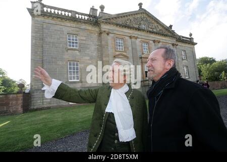 Bill Paterson eröffnete am Freitag, den 20. Mai 2011, das erste Boswell Book Festival im Auchinleck House in Ayrshire mit dem Schauspieler David McKail, der als James Boswell für die Aufführung von: ‘Bozzy, ein Abend der Fleischlichkeit, des Calvinismus, des Clarets und der Geselligkeit mit Dr. Johnsons Biograph’ Ein schrulliges literarisches Festival, das der Biografie und dem ersten modernen Biographen James Boswell gewidmet ist. Das Festival umfasst Vorträge, Performances und Workshops von Schriftstellern, Schauspielern und Künstlern. Stockfoto