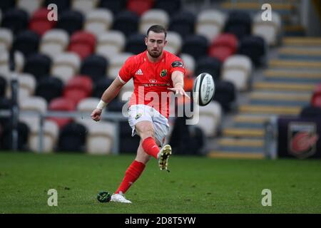 Newport, Großbritannien. November 2020. JJ Hanrahan aus Münster startet eine Konversion. Guinness Pro14 Rugby, Dragons V Munster Rugby bei Rodney Parade in Newport on Sunday 1st November 2020. PIC by Andrew Orchard/Andrew Orchard Sports Photography/Alamy Live News Credit: Andrew Orchard Sports Photography/Alamy Live News Stockfoto