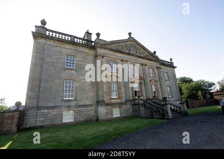 Auchinleck House, Ayrshire, Schottland, Großbritannien 20. Mai 2011. Das Auchinleck House ist ein Herrenhaus aus dem 18. Jahrhundert in Schottland. Es liegt in der Nähe der Stadt Auchinleck in der Nähe von Cumnock und Ayr in East Ayrshire. Das gut Auchinleck ist seit dem 13. Jahrhundert bewohnt, und die Überreste der Burg Auchinleck und des Alten Hauses Auchinleck stehen auf dem Anwesen. Vielleicht das schönste Beispiel einer Landhaus-Villa aus dem 18. Jahrhundert, die man in Schottland überleben konnte, war das Familienhaus von James Boswell, dem berühmten Tagebuchschreiber und Biographen Samuel Johnsons aus dem 18. Jahrhundert. Stockfoto