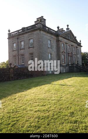 Auchinleck House, Ayrshire, Schottland, Großbritannien 20. Mai 2011. Das Auchinleck House ist ein Herrenhaus aus dem 18. Jahrhundert in Schottland. Es liegt in der Nähe der Stadt Auchinleck in der Nähe von Cumnock und Ayr in East Ayrshire. Das gut Auchinleck ist seit dem 13. Jahrhundert bewohnt, und die Überreste der Burg Auchinleck und des Alten Hauses Auchinleck stehen auf dem Anwesen. Vielleicht das schönste Beispiel einer Landhaus-Villa aus dem 18. Jahrhundert, die man in Schottland überleben konnte, war das Familienhaus von James Boswell, dem berühmten Tagebuchschreiber und Biographen Samuel Johnsons aus dem 18. Jahrhundert. Stockfoto