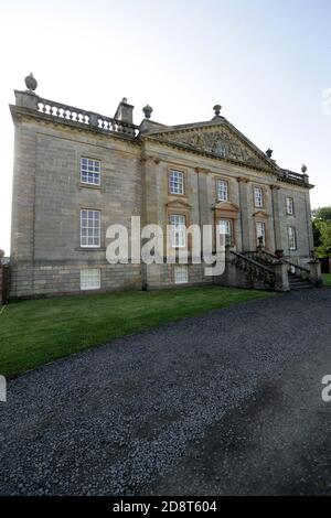 Auchinleck House, Ayrshire, Schottland, Großbritannien 20. Mai 2011. Das Auchinleck House ist ein Herrenhaus aus dem 18. Jahrhundert in Schottland. Es liegt in der Nähe der Stadt Auchinleck in der Nähe von Cumnock und Ayr in East Ayrshire. Das gut Auchinleck ist seit dem 13. Jahrhundert bewohnt, und die Überreste der Burg Auchinleck und des Alten Hauses Auchinleck stehen auf dem Anwesen. Vielleicht das schönste Beispiel einer Landhaus-Villa aus dem 18. Jahrhundert, die man in Schottland überleben konnte, war das Familienhaus von James Boswell, dem berühmten Tagebuchschreiber und Biographen Samuel Johnsons aus dem 18. Jahrhundert. Stockfoto