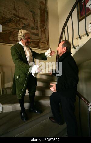 Bill Paterson eröffnete am Freitag, den 20. Mai 2011, das erste Boswell Book Festival im Auchinleck House in Ayrshire mit dem Schauspieler David McKail, der als James Boswell für die Aufführung von: ‘Bozzy, ein Abend der Fleischlichkeit, des Calvinismus, des Clarets und der Geselligkeit mit Dr. Johnsons Biograph’ Ein schrulliges literarisches Festival, das der Biografie und dem ersten modernen Biographen James Boswell gewidmet ist. Das Festival umfasst Vorträge, Performances und Workshops von Schriftstellern, Schauspielern und Künstlern. Stockfoto