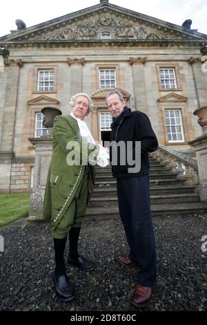 Bill Paterson eröffnete am Freitag, den 20. Mai 2011, das erste Boswell Book Festival im Auchinleck House in Ayrshire mit dem Schauspieler David McKail, der als James Boswell für die Aufführung von: ‘Bozzy, ein Abend der Fleischlichkeit, des Calvinismus, des Clarets und der Geselligkeit mit Dr. Johnsons Biograph’ Ein schrulliges literarisches Festival, das der Biografie und dem ersten modernen Biographen James Boswell gewidmet ist. Das Festival umfasst Vorträge, Performances und Workshops von Schriftstellern, Schauspielern und Künstlern. Stockfoto