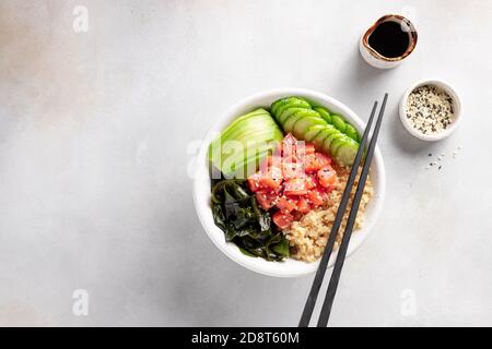 buddha Schale mit Lachs, Quinoa, Wakame Seetang, Avocado und Gurke. Stockfoto