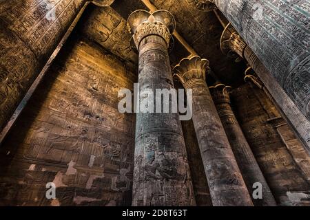 Säulen und Hieroglyphen im Tempel von Khnum in Esna Stockfoto