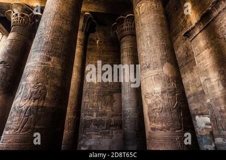 Säulen und Hieroglyphen im Tempel von Khnum in Esna Stockfoto