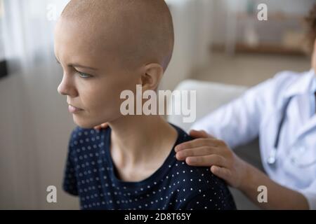 Nahaufnahme Arzt Unterstützung unglückliche haarlose Frau kämpfen mit Krebs Stockfoto
