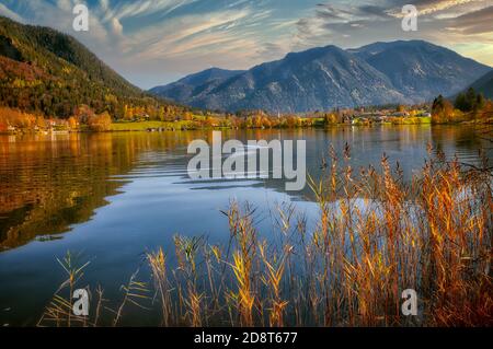 DE - BAYERN: Schliersee mit Nagelspitz (1560m) und Brecherspitz (1683m) im Hintergrund Stockfoto