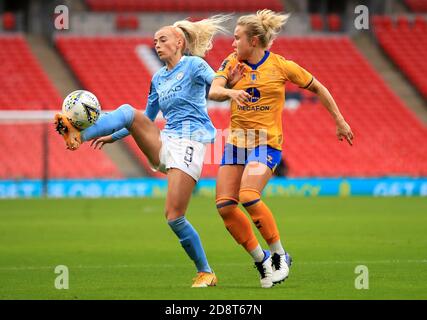 Chloe Kelly (links) von Manchester City und Izzy Christiansen von Everton kämpfen während des FA Cup Finales im Wembley Stadium, London, um den Ball. Stockfoto