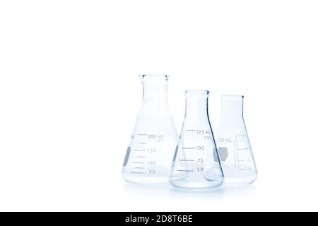 Realistisches Glas Laborausrüstung Set. Kolben und Messbecher für wissenschaftliche Experimente im Labor isoliert auf weißem Hintergrund und Clipping p Stockfoto