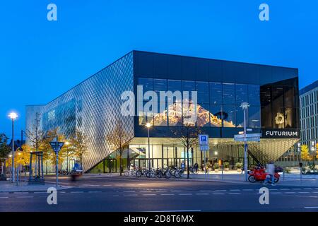 Museum für Fragen der Zukunft Futurium in der Abenddämmerung, Berlin, Deutschland Stockfoto