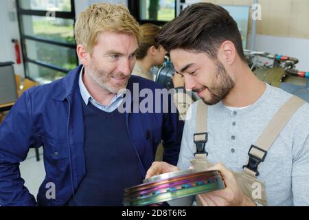 Zwei Männer in der Produktion von etwas Stockfoto