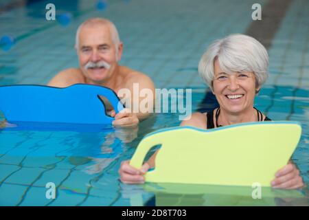Älteres glückliches Paar im Schwimmbad Stockfoto